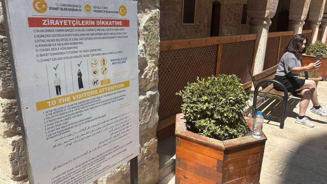Tarihi camide tartışma yaratan görüntüler: Uyarılar da personel de yetersiz kaldı 4